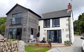 Luxurious Property Set In The Heart Of Cornwall With Breathtaking Views -Rhubarb Cottage